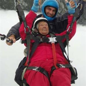 104. yaşını havada kutladı