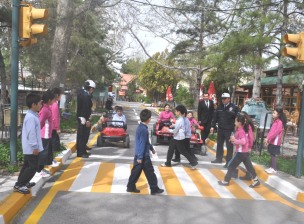 Emniyet’ten miniklere trafik dersi