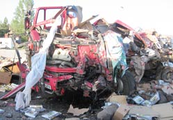 İki kamyon kafa kafaya çarpıştı