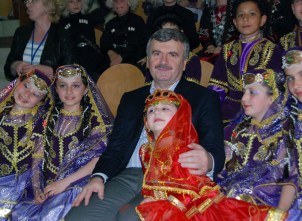 Akyürek dünya çocuklarıyla buluştu