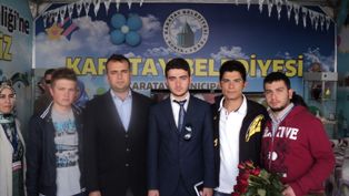 Karatay gül dağıttı