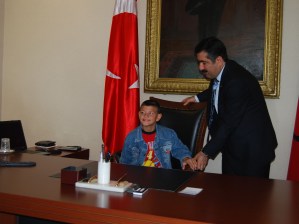 Vali koltuğuna engelli oturdu