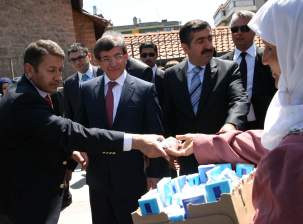 Davutoğlu'ndan mendilci kadına 100 lira
