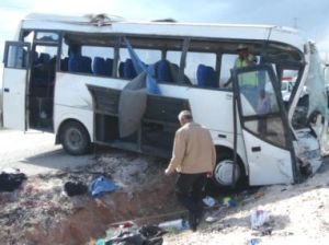 Öğrenci servisi devrildi: 20 Yaralı
