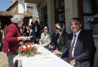 Gül çiftine elleriyle kahve pişirdi