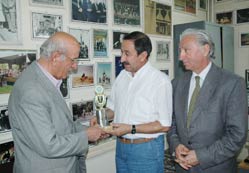 Feyzi Halıcı’ya plaket