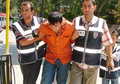 Polisin telefonunu çalmaya kalktı