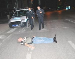 Yol ortasında sızıp kaldı