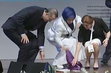 Emine Erdoğan şalı düşürünce