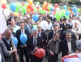 Almanya'da ırkçılara tokat gibi cevap