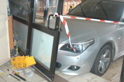 Otomobil, hastane kantinine girdi