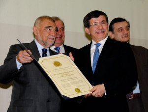 Davutoğlu'na ''21. Yüzyılın Lideri'' ödülü