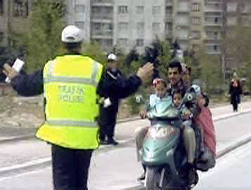 Bir motosiklete 5 kişi bindi