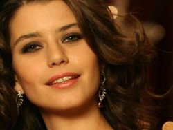 Beren Saat Türkiye'yi terk ediyor