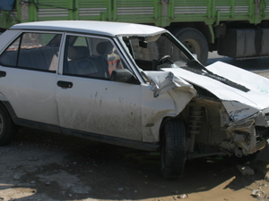 Otomobilin üzerine düşerek öldü