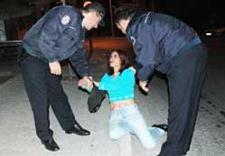 Alkollü kadına polis yardım etti