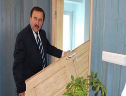 Söylenti başkana kapıyı söktürdü!