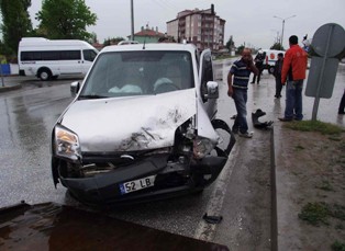 Öğrenci servisi kamyonetle çarpıştı