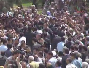 Namaz çıkışı Gül izdihamı