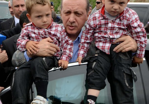 Çocuklara oyuncak dağıttı