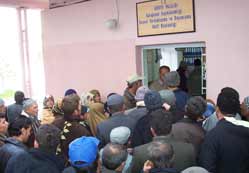 Yardım kuyruğunda izdiham yaşandı