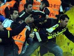 TARAFTARLAR SAHAYA İNDİ