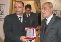 Duayen mühendislere hizmet plaketi