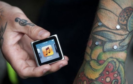 iPad için kolunu deldi!