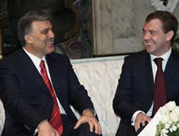 Gül, Medvedev’i tebrik etti