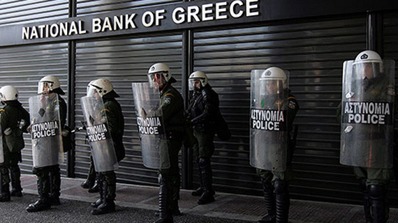 Yunanlılar bankalara hücum etti