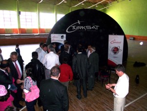 Uzay çadırında film izlediler