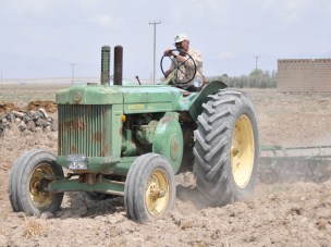 Baba yadigarı traktöründen vazgeçemiyor
