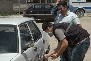 Benzin bittikçe otomobil çaldılar