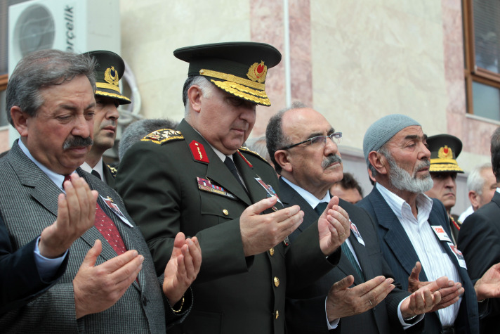 Özel şehidi uğurlarken gözyaşlarını tutamadı