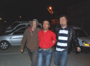 Karısını sokak ortasında doğradı