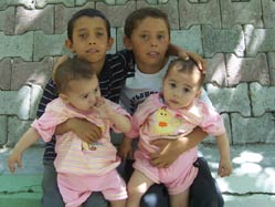 Çocuklarının hepsi ikiz