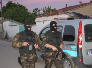 Özel harekatlı şafak baskını: 50 gözaltı