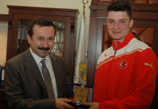 Gökbel’den başarılı sporculara plaket