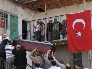 Şehit imamın cenazesi baba evinde