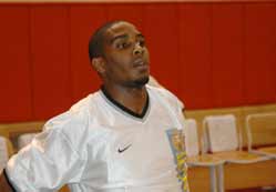 Top hırsızı Cliff Hawkins!