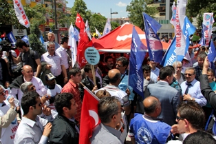 İş bırakıp, halay çektiler