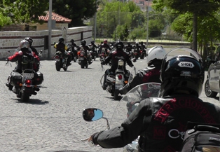 Kask takmanın önemine dikkati çekiyorlar