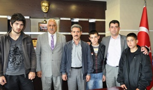 Başarılı boksörlere altın ödülü
