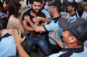 Burhan Kuzu konferansında olay