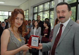 Genç mimarlar ödülünü aldı