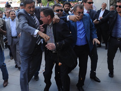 Gökçek'e yumurtalı protesto