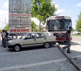 Öğrencileri taşıyan otobüs kaza yaptı