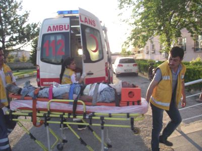 Otomobil duvara çarptı: 2 yaralı