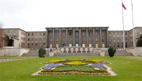 Meclis bahçesinde bileğini kesti