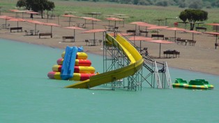 Kaydırak su altında kaldı